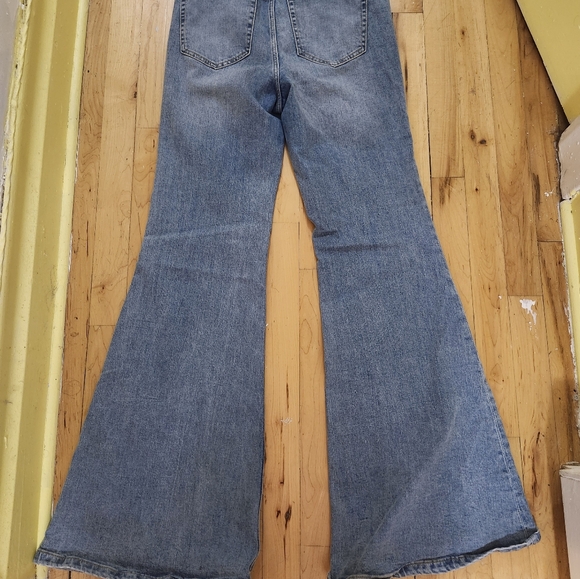 Flare bottom Dynamite Jeans - Picture 2 of 4